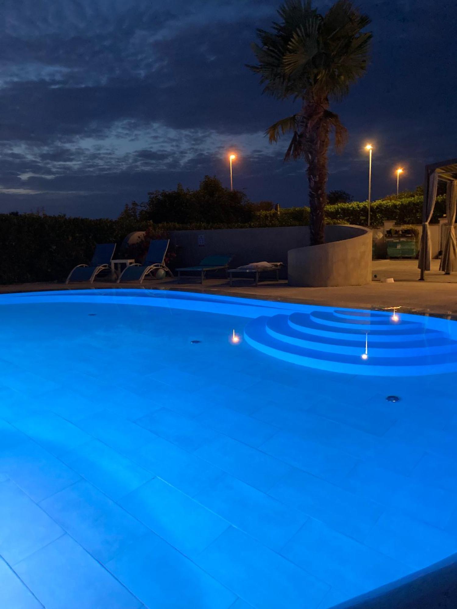 Villa Elke Maria With Overflow Pool And Hydromassage Novigrad Istria Exterior foto